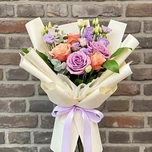 Букет цветов из:  Лизиантусы и Розы в Рахманово