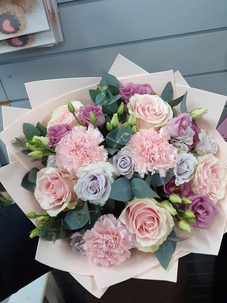 Букет цветов из: Розы, Гвоздики и Лизиантусы в Рахманово